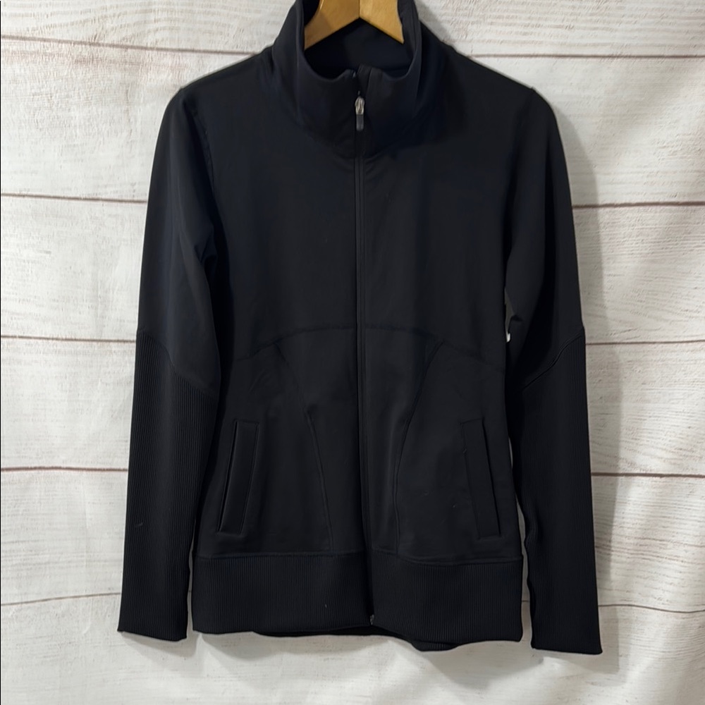 NWT Women's Black Gap Fit longer silhouette work out active Jacket size Medium